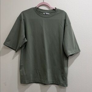 Uniqlo Men's Green T-Shirt
